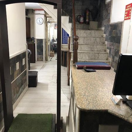 Hotel Yes Please Lodge Yeni Delhi Dış mekan fotoğraf