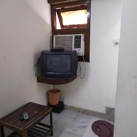 Hotel Yes Please Lodge Yeni Delhi Dış mekan fotoğraf
