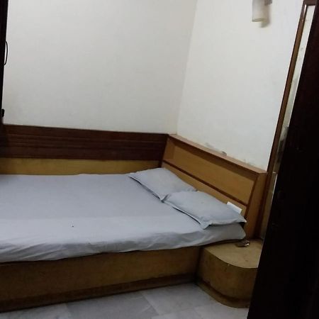 Hotel Yes Please Lodge Yeni Delhi Dış mekan fotoğraf