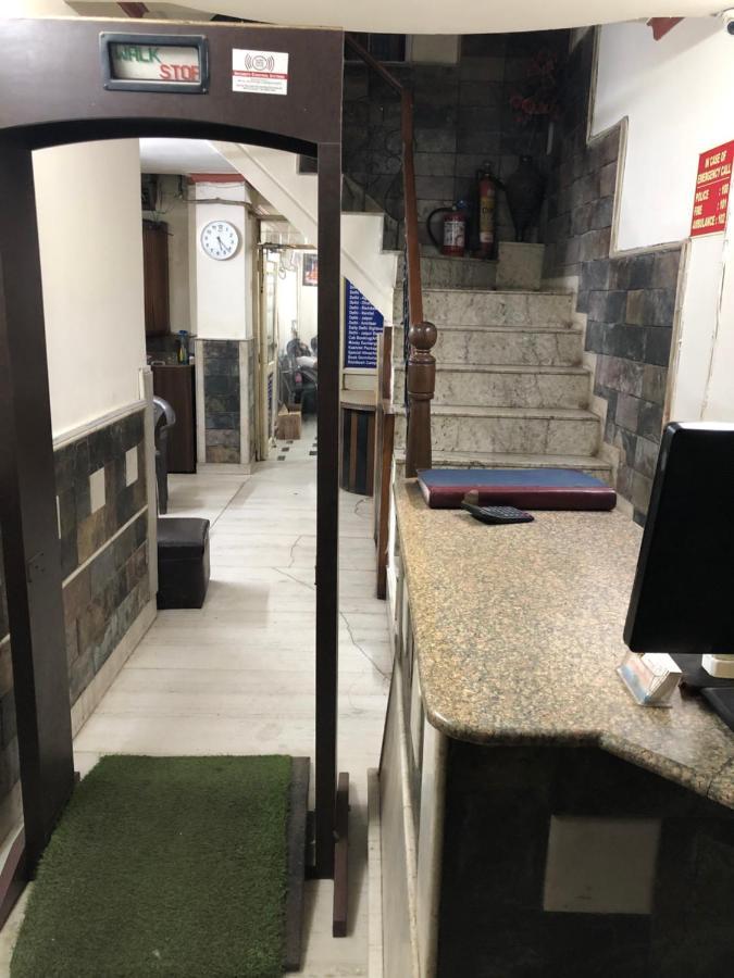 Hotel Yes Please Lodge Yeni Delhi Dış mekan fotoğraf