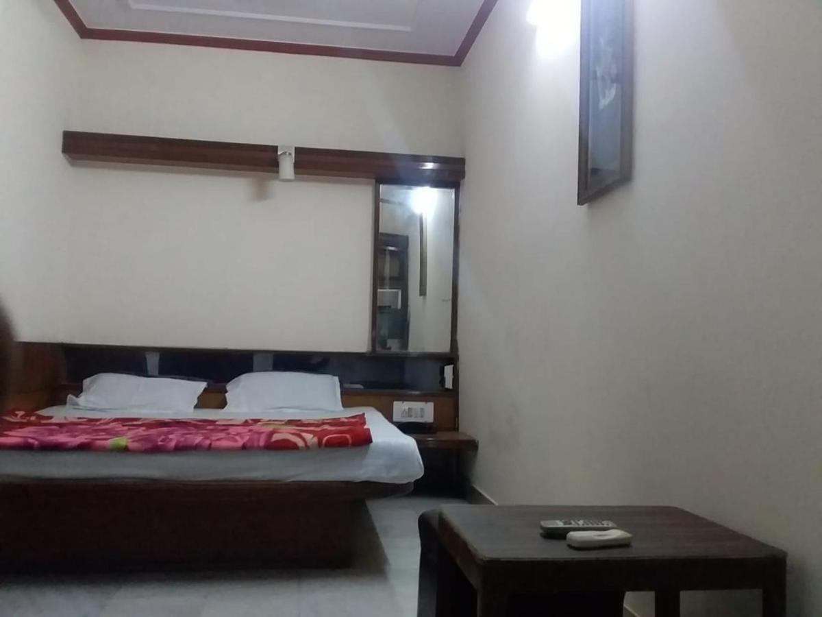 Hotel Yes Please Lodge Yeni Delhi Dış mekan fotoğraf