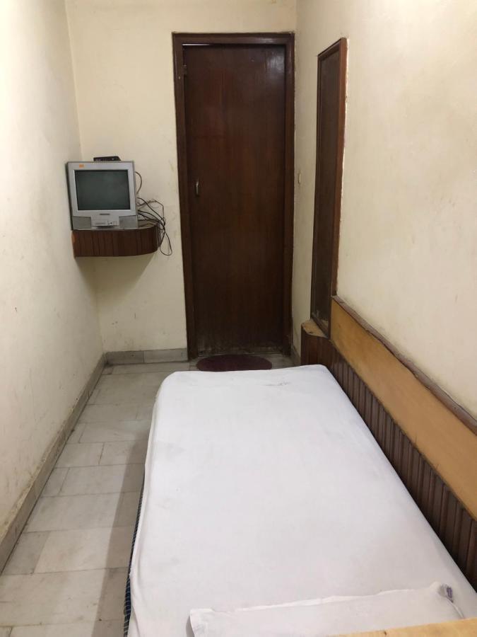 Hotel Yes Please Lodge Yeni Delhi Dış mekan fotoğraf