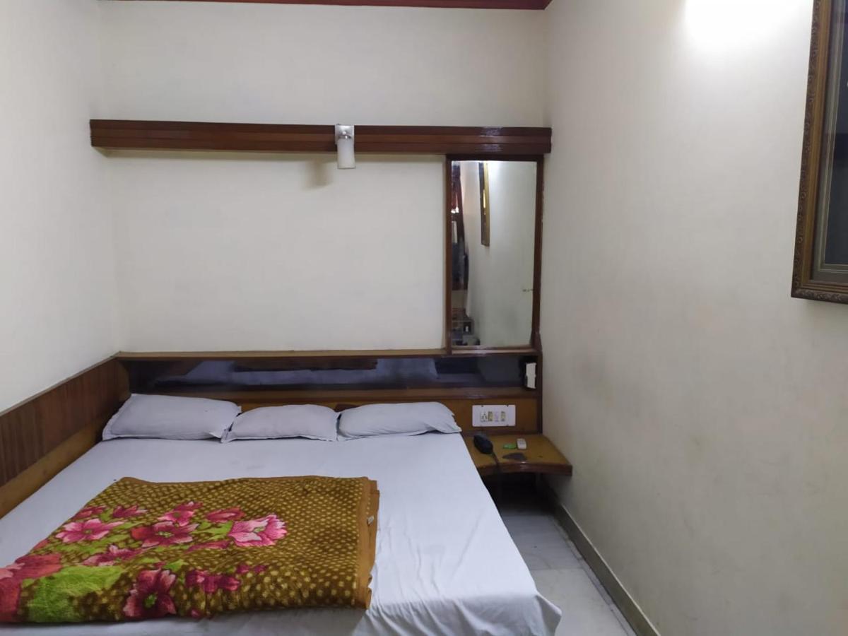 Hotel Yes Please Lodge Yeni Delhi Dış mekan fotoğraf
