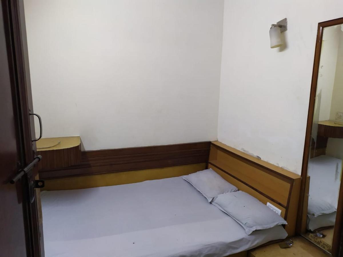 Hotel Yes Please Lodge Yeni Delhi Dış mekan fotoğraf