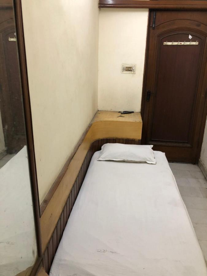 Hotel Yes Please Lodge Yeni Delhi Dış mekan fotoğraf