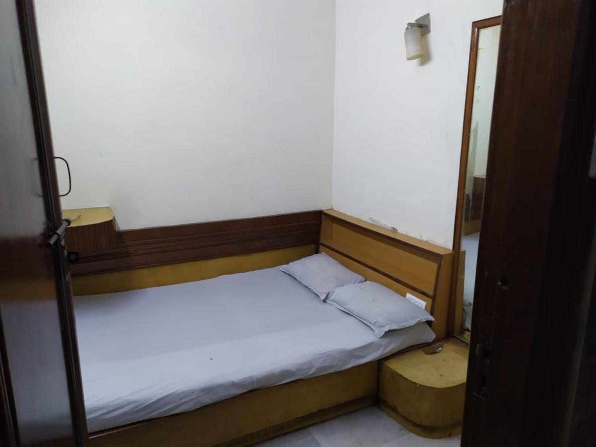 Hotel Yes Please Lodge Yeni Delhi Dış mekan fotoğraf