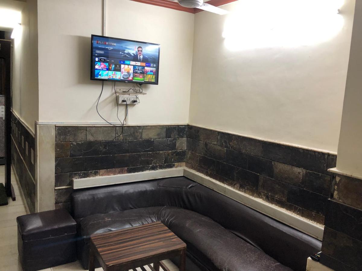 Hotel Yes Please Lodge Yeni Delhi Dış mekan fotoğraf