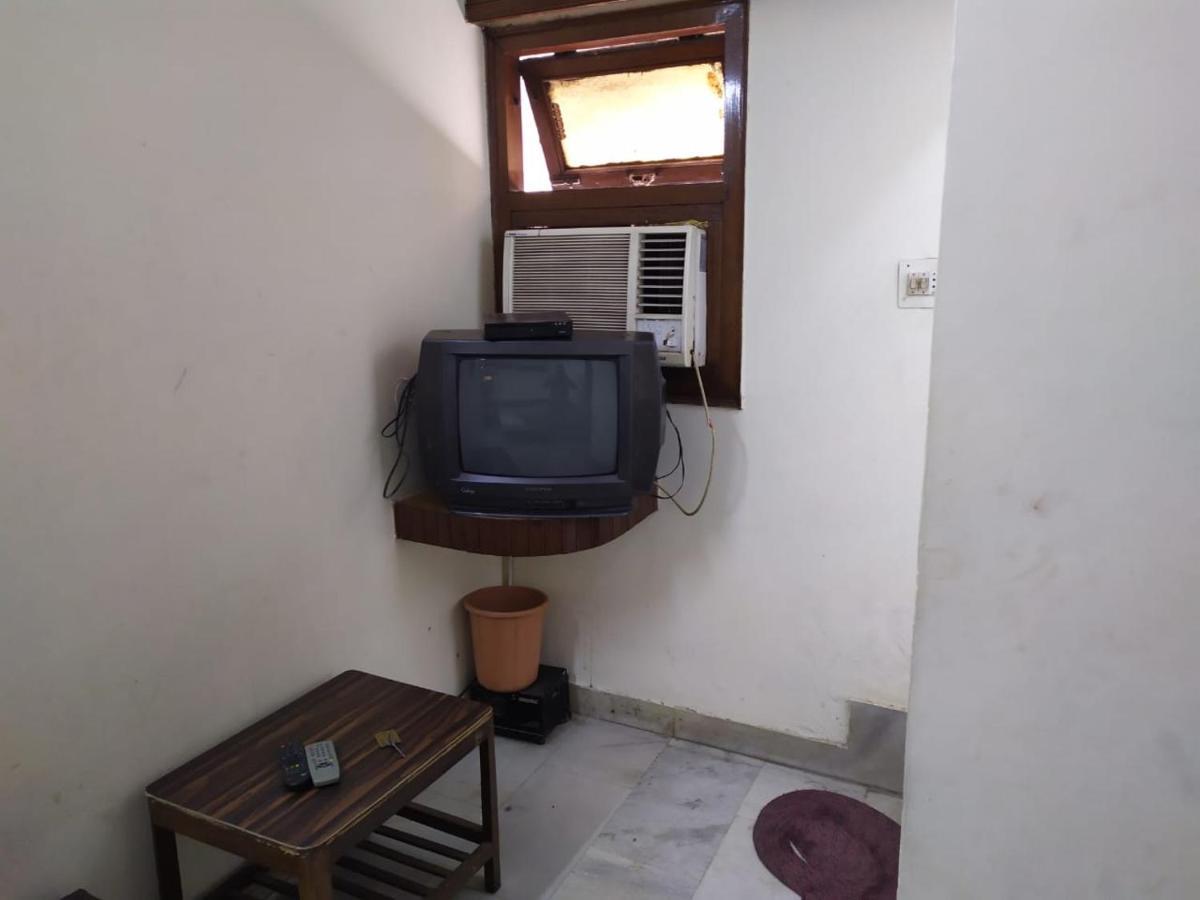 Hotel Yes Please Lodge Yeni Delhi Dış mekan fotoğraf