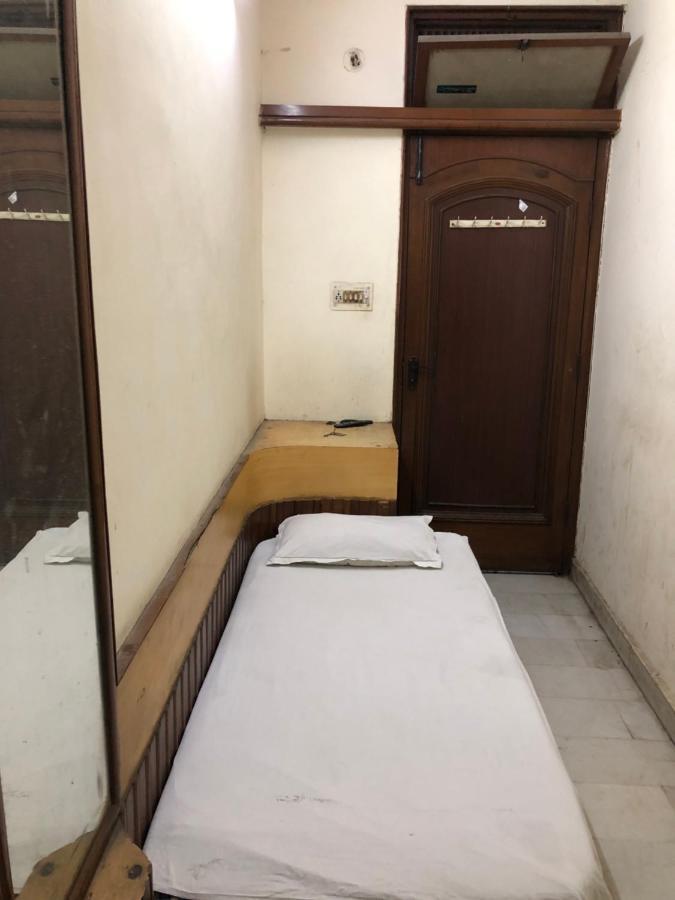 Hotel Yes Please Lodge Yeni Delhi Dış mekan fotoğraf