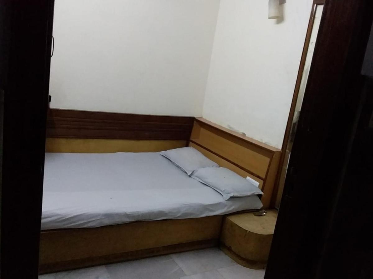 Hotel Yes Please Lodge Yeni Delhi Dış mekan fotoğraf