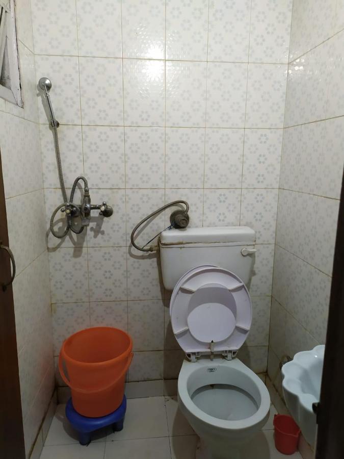 Hotel Yes Please Lodge Yeni Delhi Dış mekan fotoğraf